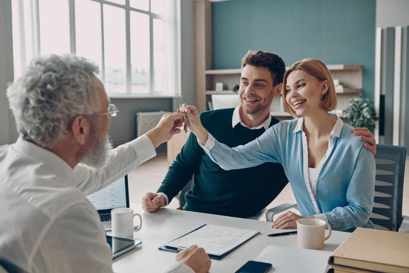 cuplu aflat in biroul unui notar