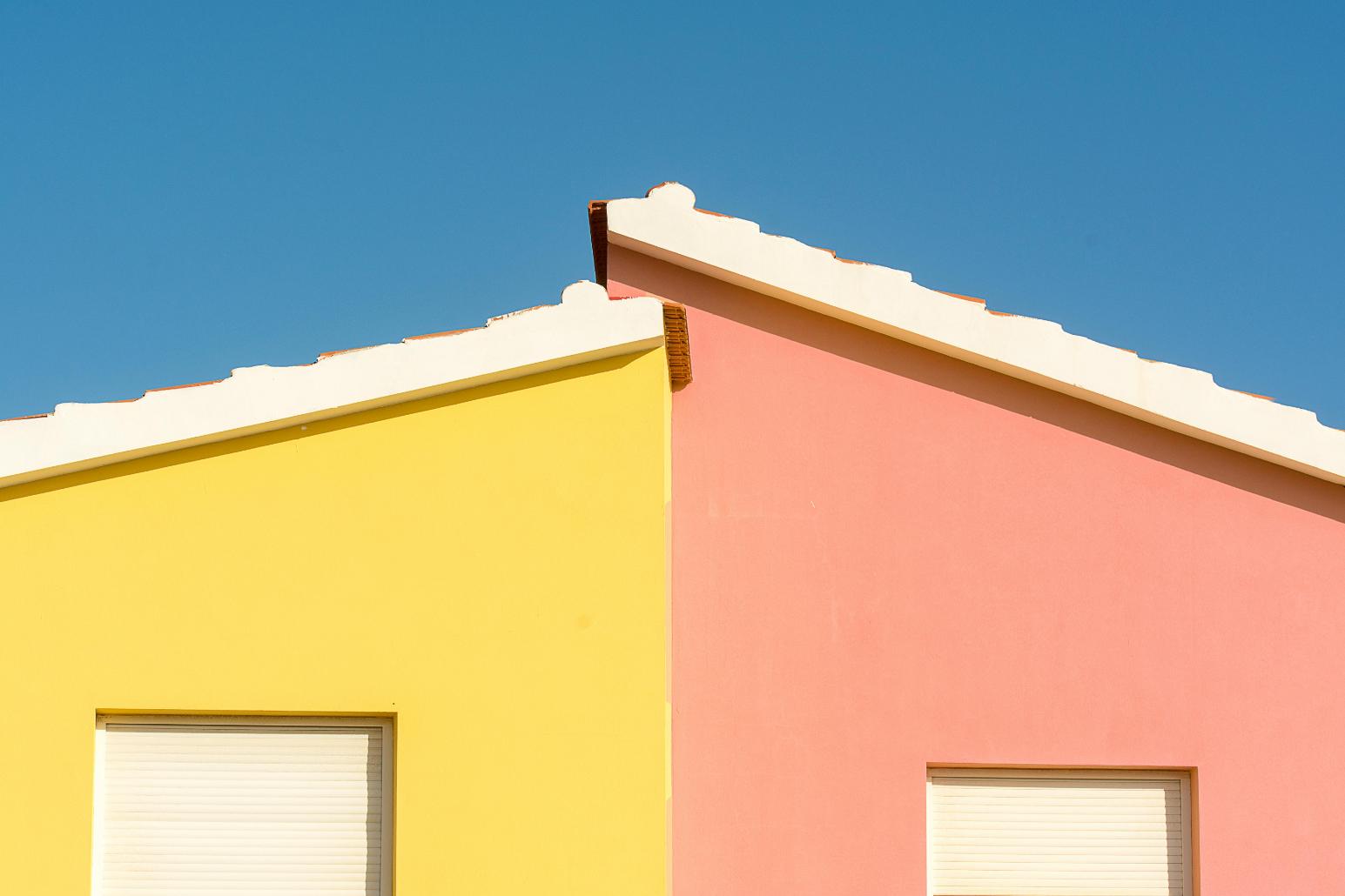 Duplex - perete roz, perete galben, casă