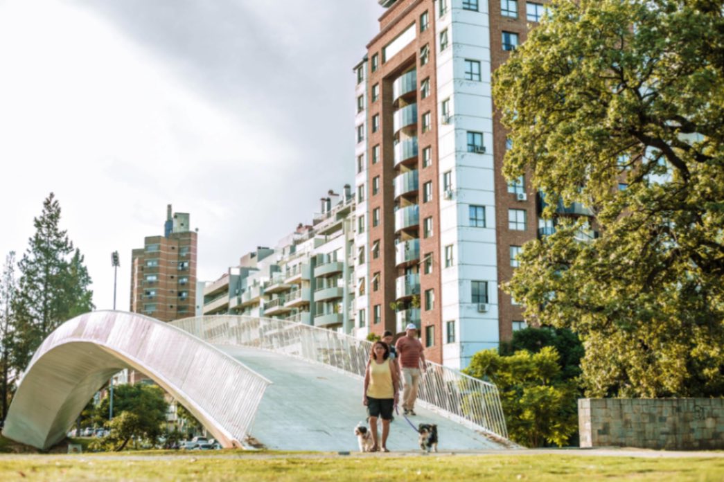 fotografie cu un grup de oameni intr-un parc din apropierea unui complex rezidential