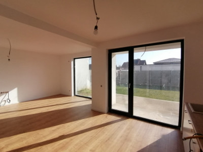 Duplex 4 camere Mosnita Noua pozitionat la asfalt cu toate utilitatile imagine mica 13, foxfort.ro
