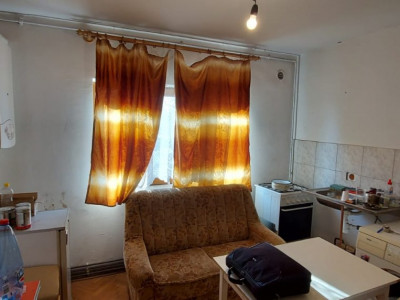 Apartament o camera, decomandat, parter, zona Steaua - V2442