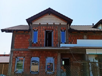 Duplex 3 camere cu garaj de vanzare Mosnita Veche - ID V641