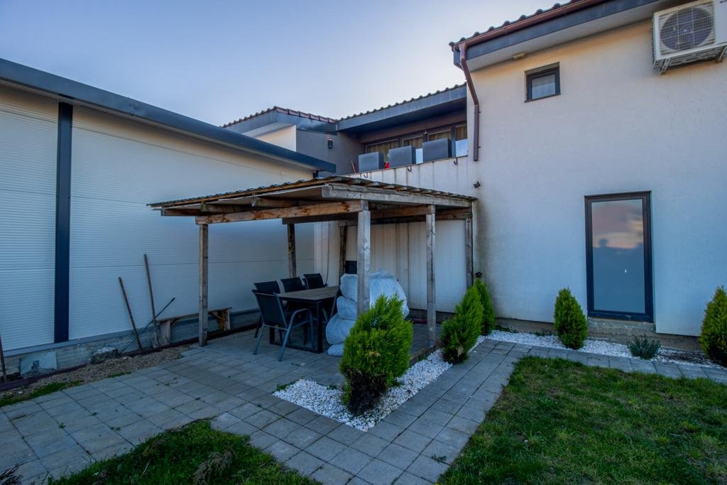 Casa 3 camere cu spatiu comercial in Carani - ID V4331 8, foxfort.ro