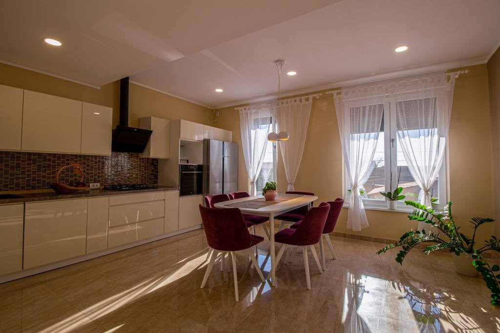 Casa 3 camere cu spatiu comercial in Carani - ID V4331 15, foxfort.ro