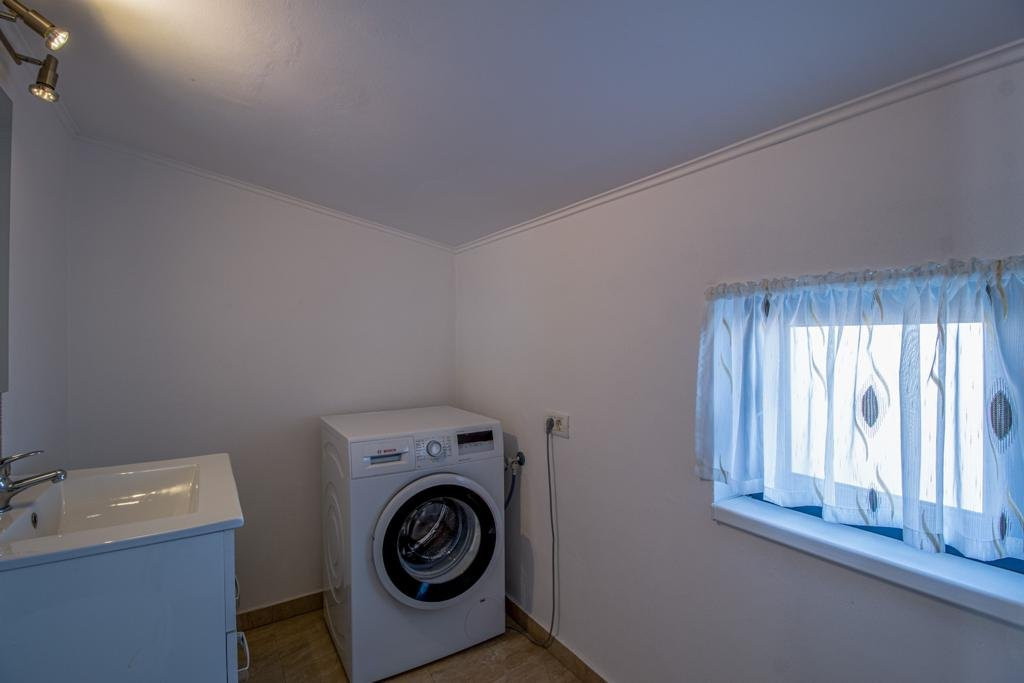 Casa 3 camere cu spatiu comercial in Carani - ID V4331 20, foxfort.ro