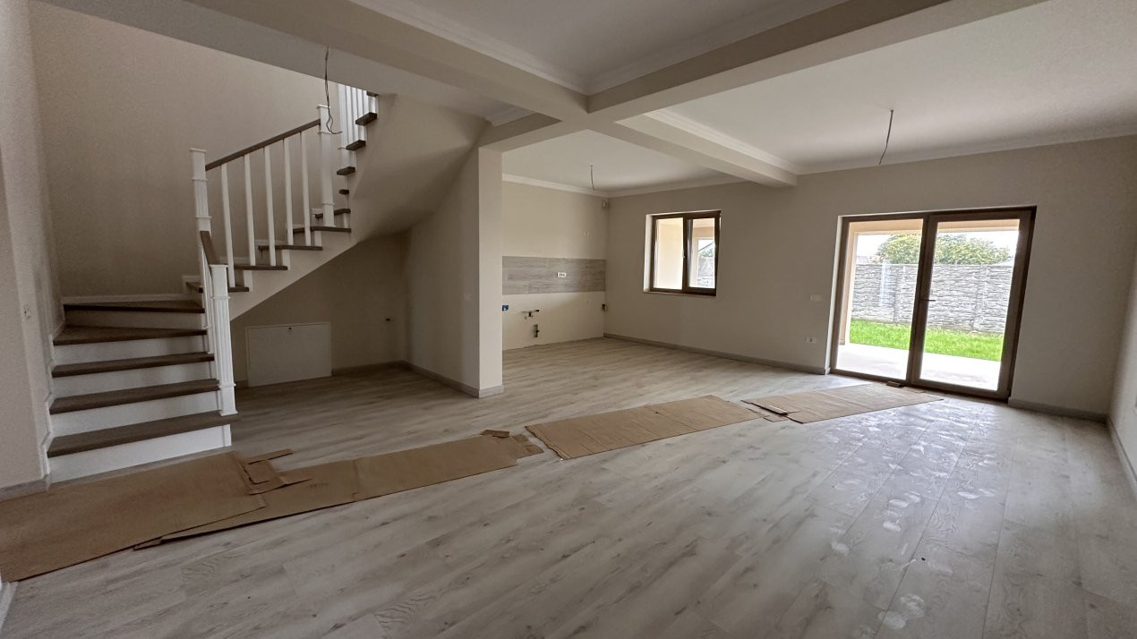 Duplex de vanzare cu 5 camere, despartit prin garaj, zona Giroc  1, foxfort.ro