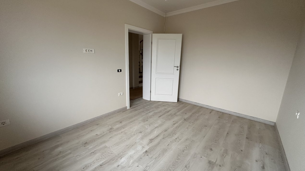 Duplex de vanzare cu 5 camere, despartit prin garaj, zona Giroc  4, foxfort.ro