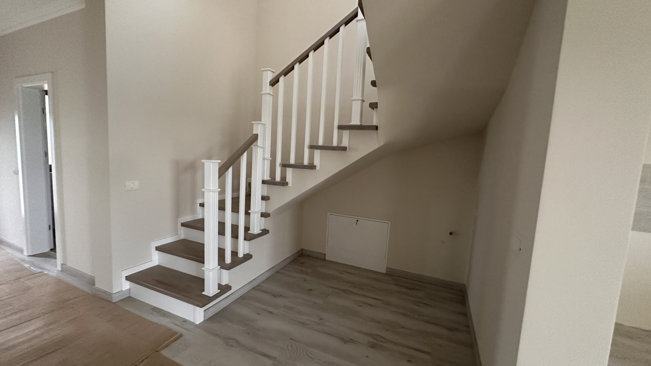 Duplex de vanzare cu 5 camere, despartit prin garaj, zona Giroc  6, foxfort.ro