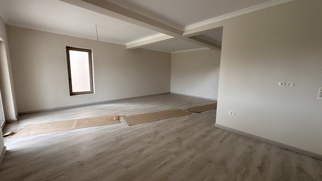 Duplex de vanzare cu 5 camere, despartit prin garaj, zona Giroc  18, foxfort.ro