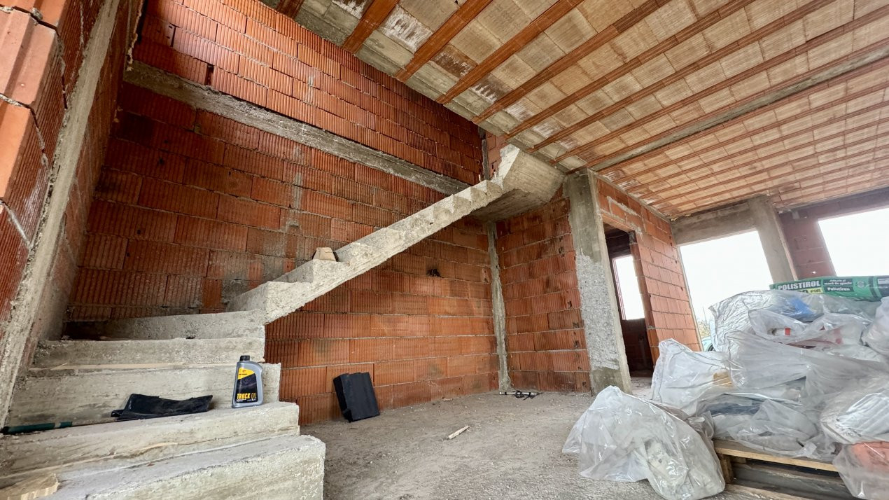 Duplex cu 3 camere in Sag, zona Manastire 8, foxfort.ro