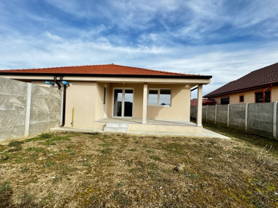 Duplex pe parter cu 3 camere in Sag, zona Manastire