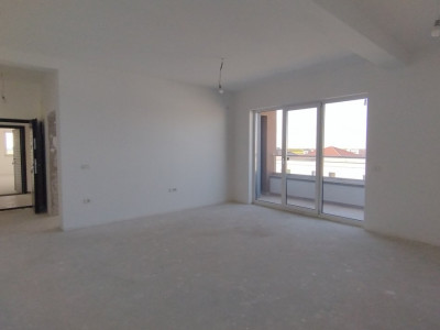 Apartament 3 camere si balcon de 6 mp, zona Torontalului - Etaj 2