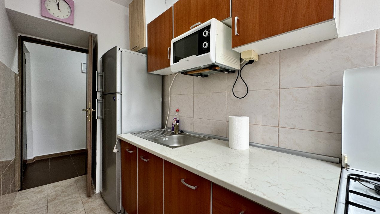 Apartament de inchiriat 3 camere semidecomandat, zona Spitalul Judetean 5, foxfort.ro