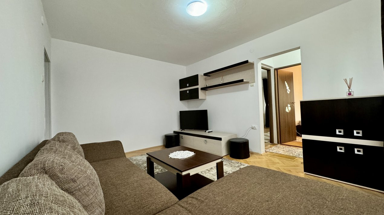 Apartament de inchiriat 3 camere semidecomandat, zona Spitalul Judetean 2, foxfort.ro