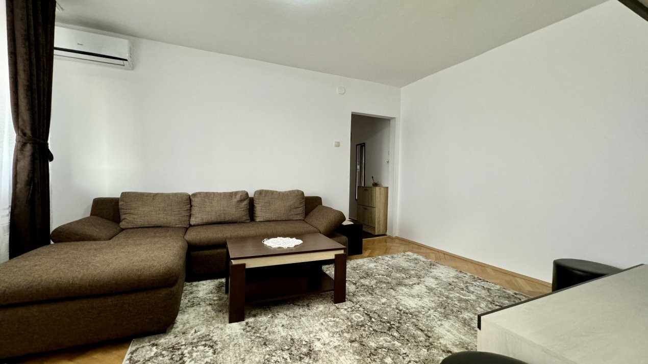 Apartament de inchiriat 3 camere semidecomandat, zona Spitalul Judetean 11, foxfort.ro