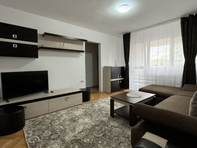 Apartament de inchiriat 3 camere semidecomandat, zona Spitalul Judetean