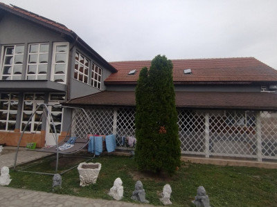 Casa individuala 6 camere, Sanmihaiu Roman - Garaj, anexe, panouri fotovoltaice