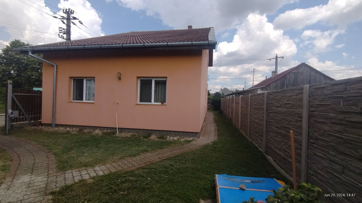 Casa individuala 4 camere, Zona Freidorf - Garaj, 2 fronturi stradale 14, foxfort.ro