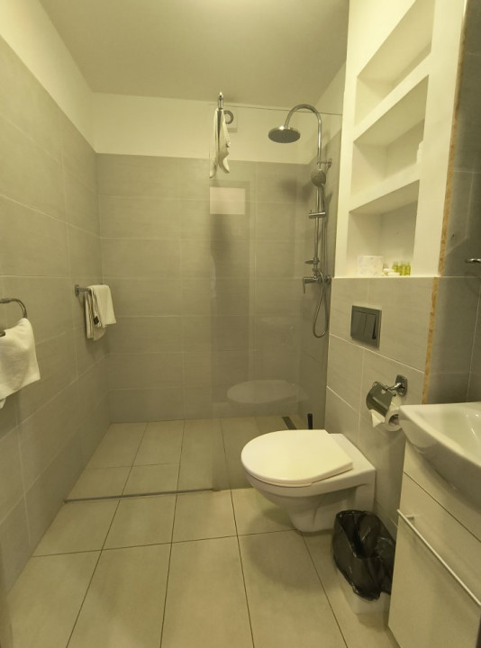 Hotel de inchiriat Parter + 2 Etaje + Mansarda, 19 camere, zona Brancoveanu 13, foxfort.ro
