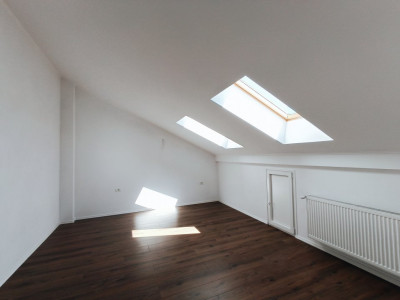 Apartament spatios cu 3 camere, scara interioara, 84 mp - V7227 imagine mica 4, foxfort.ro