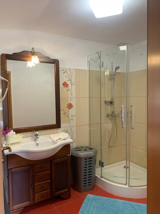 Casa cu 16 camere si teren de 752 mp - zona Bogdanestilor 11, foxfort.ro