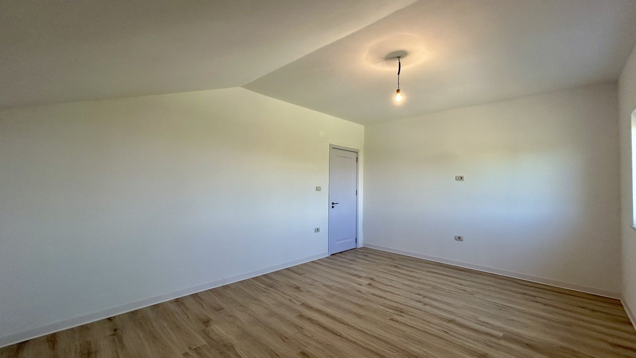 Duplex 5 camere si teren de 300 mp, zona Ghiroda 10, foxfort.ro