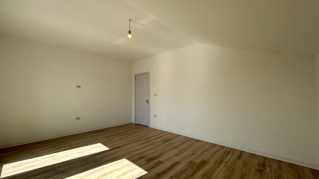 Duplex 5 camere si teren de 300 mp, zona Ghiroda 12, foxfort.ro