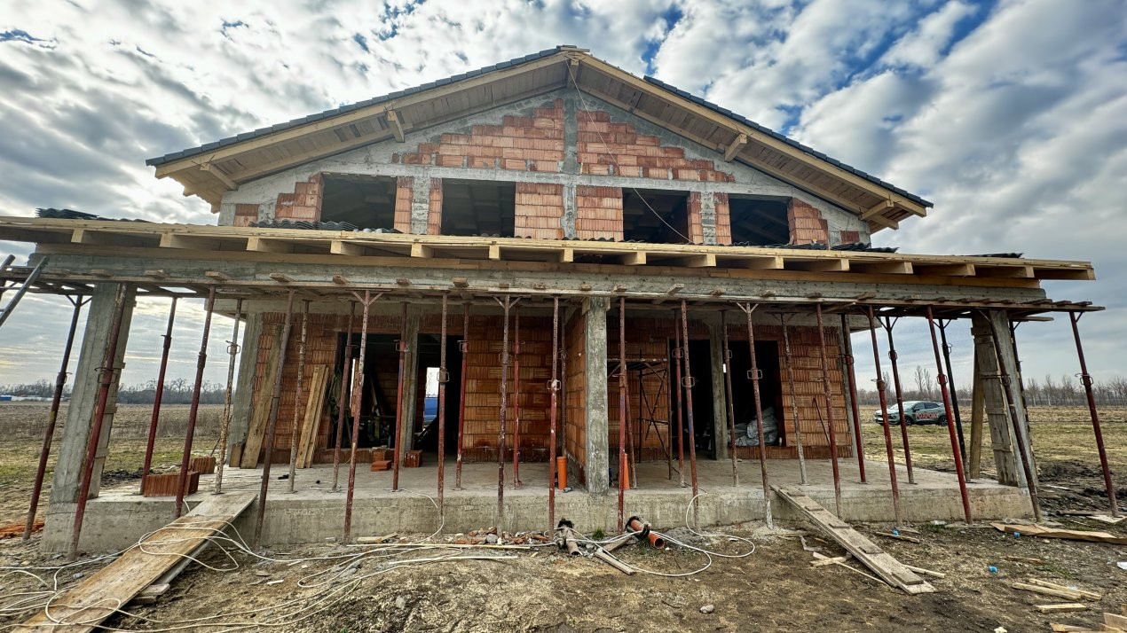 Duplex cu 4 camere in Sag, zona Manastire 1, foxfort.ro