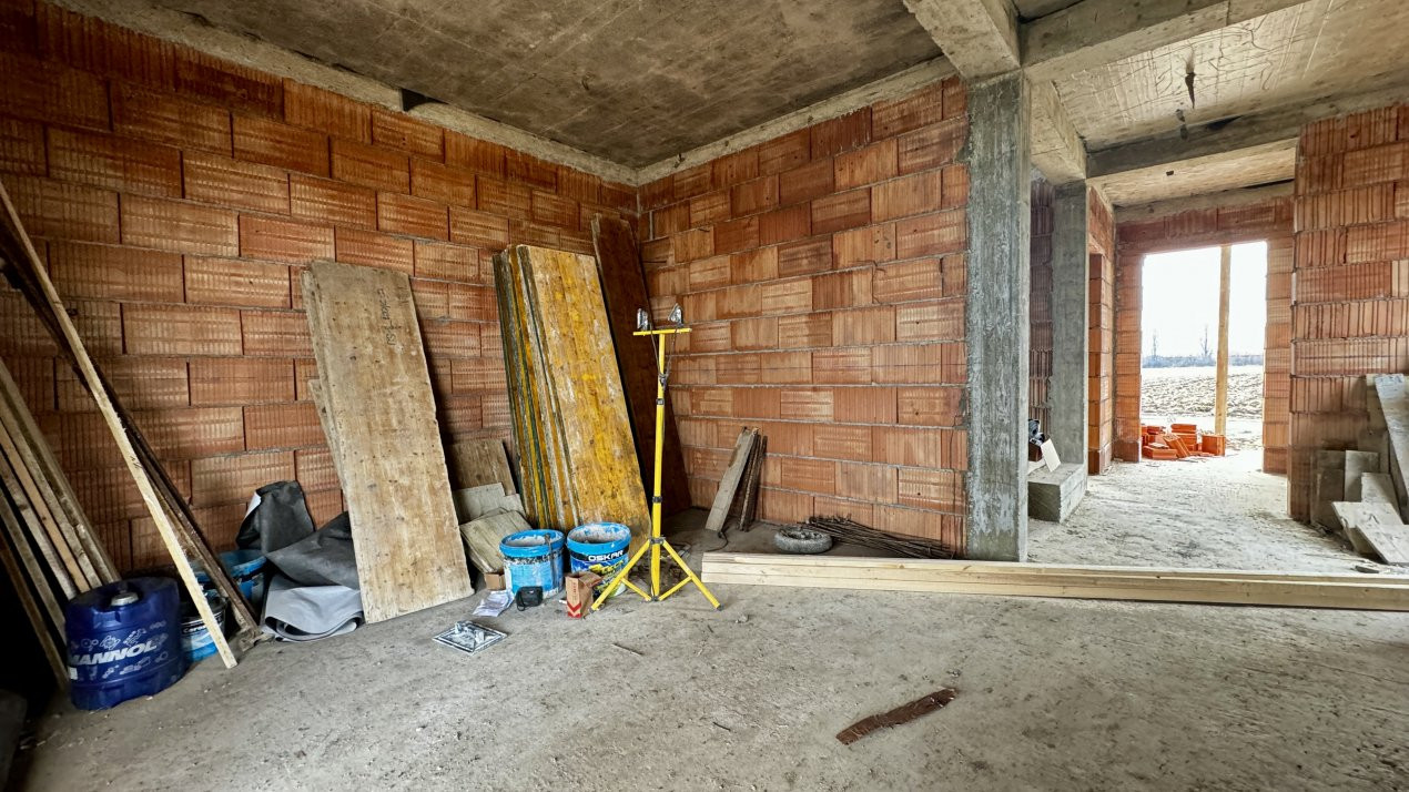 Duplex cu 4 camere in Sag, zona Manastire 8, foxfort.ro