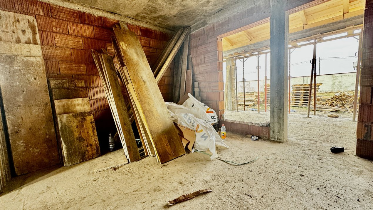 Duplex cu 4 camere in Sag, zona Manastire 14, foxfort.ro