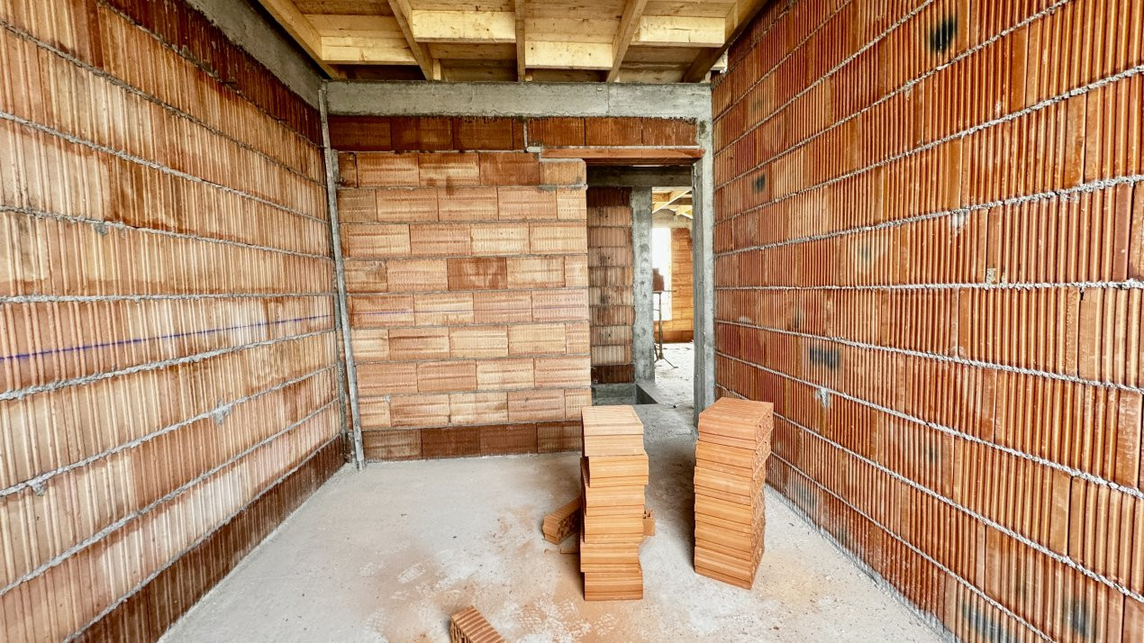 Duplex cu 4 camere in Sag, zona Manastire 18, foxfort.ro