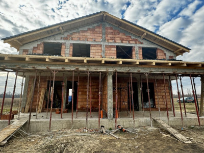 Duplex cu 4 camere in Sag, zona Manastire