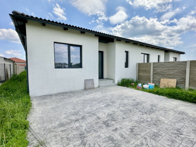 Duplex cu 3 camere, 2 bai - 86 mp utili- Mosnita Noua