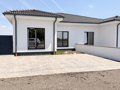 Duplex cu 4 camere - Toate utilitatile + Asfalt - Mosnita Noua