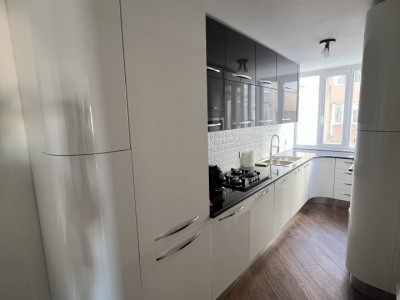 Apartament de vanzare cu 3 camere in zona Dacia