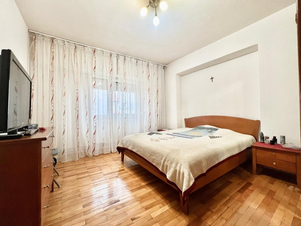 Apartament cu 3 camere, etaj 5 de vanzare, zona Lunei 3, foxfort.ro