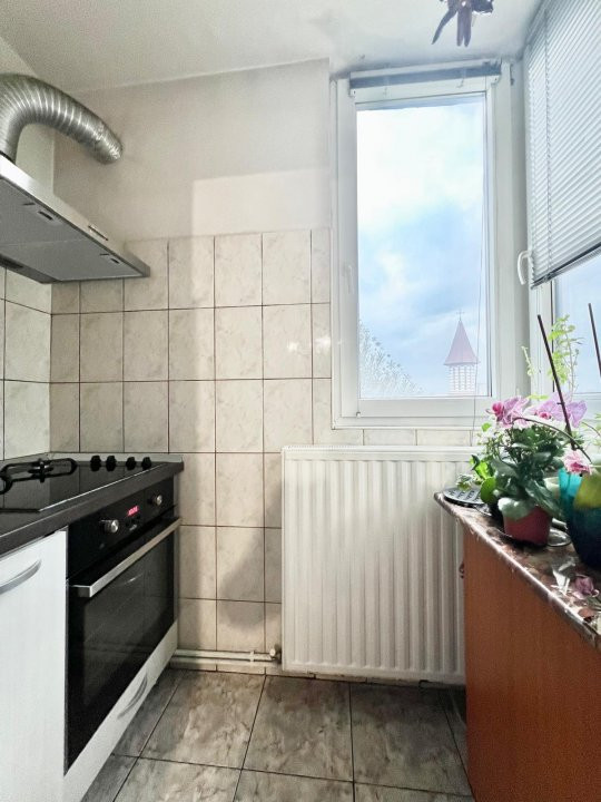 Apartament cu 3 camere, etaj 5 de vanzare, zona Lunei 7, foxfort.ro