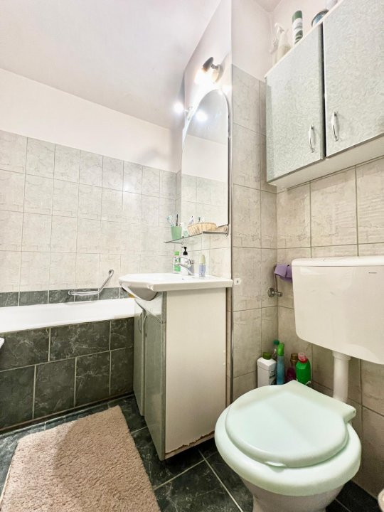 Apartament cu 3 camere, etaj 5 de vanzare, zona Lunei 8, foxfort.ro