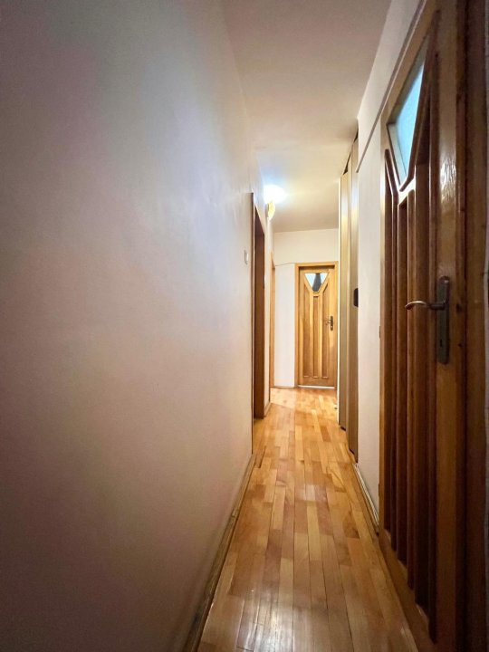 Apartament cu 3 camere, etaj 5 de vanzare, zona Lunei 10, foxfort.ro