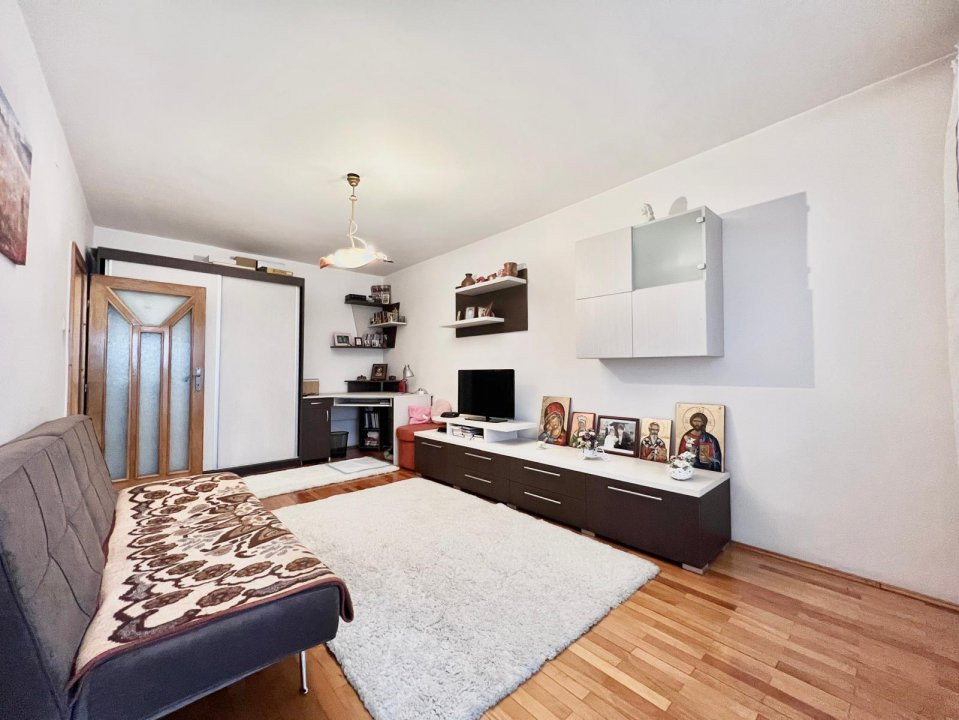 Apartament cu 3 camere, etaj 5 de vanzare, zona Lunei 11, foxfort.ro