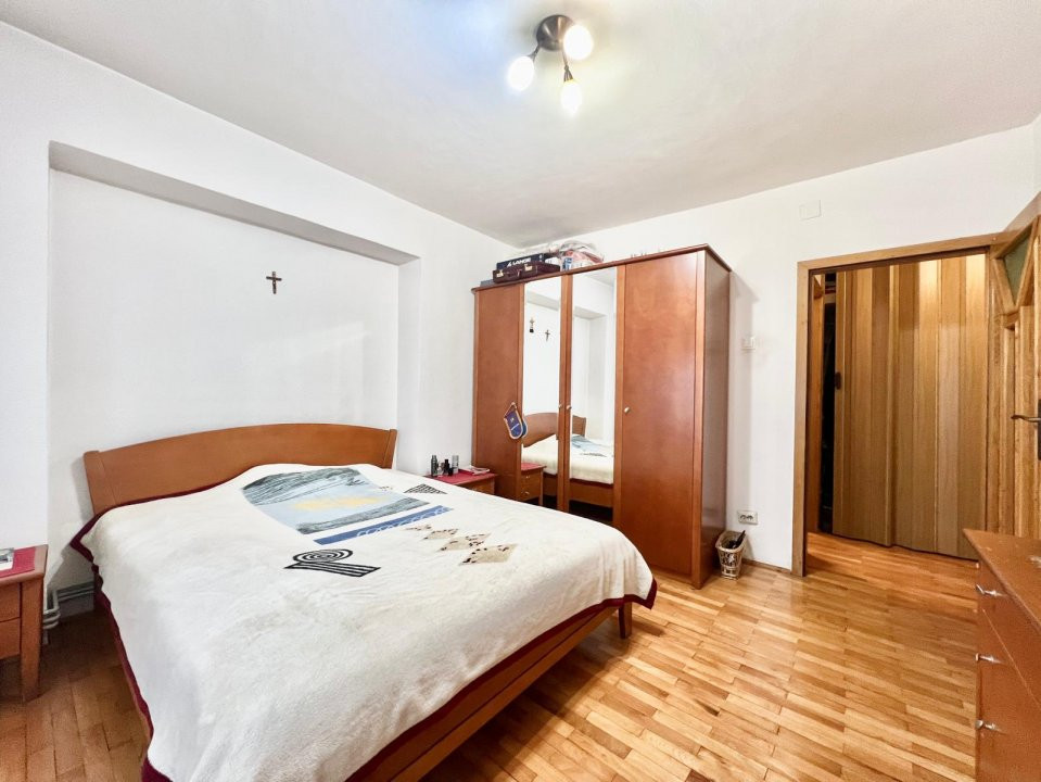 Apartament cu 3 camere, etaj 5 de vanzare, zona Lunei 14, foxfort.ro