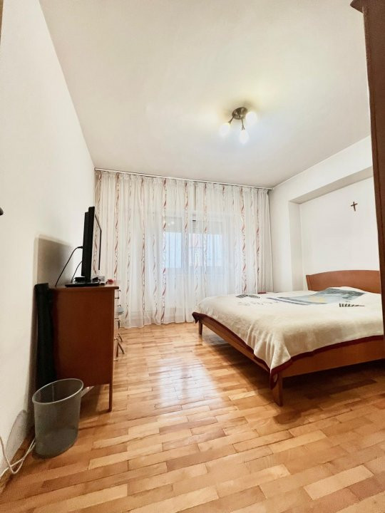 Apartament cu 3 camere, etaj 5 de vanzare, zona Lunei 15, foxfort.ro