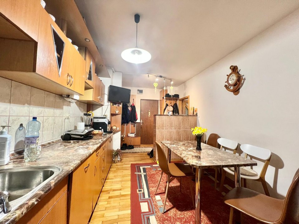 Apartament cu 3 camere, etaj 5 de vanzare, zona Lunei 17, foxfort.ro
