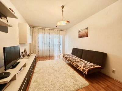 Apartament cu 3 camere, etaj 5 de vanzare, zona Lunei