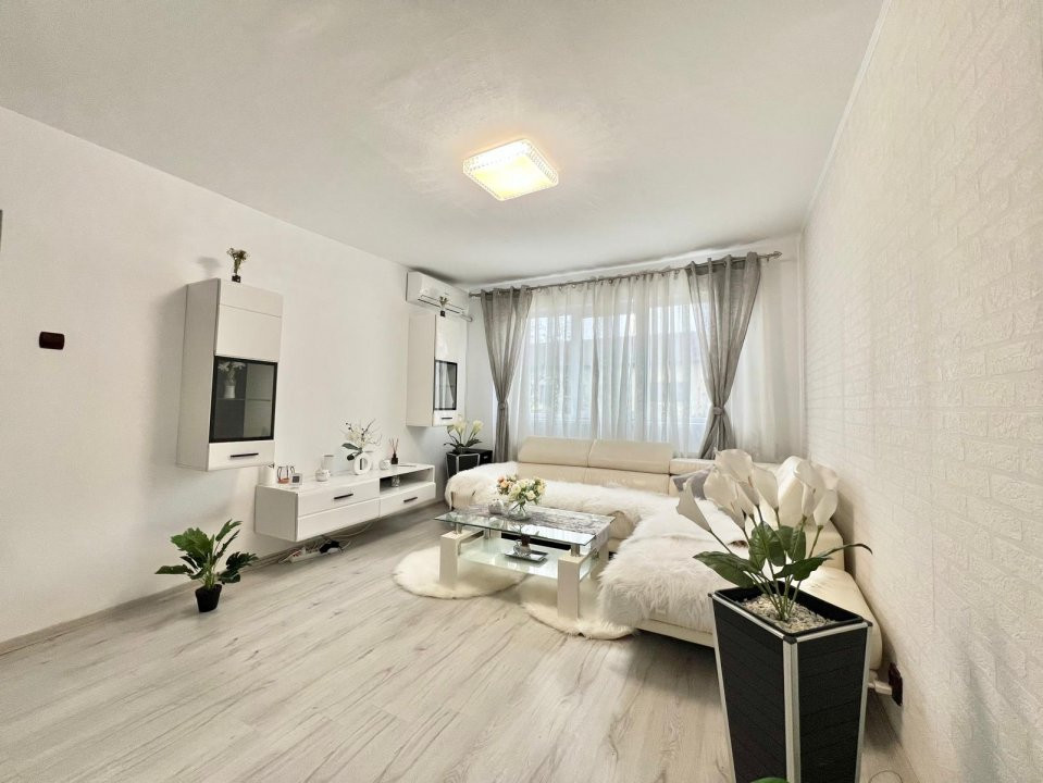Apartament cu 3 camere, etaj 4 de vanzare, zona Spitalul Judetean 2, foxfort.ro
