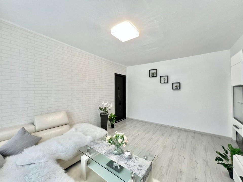 Apartament cu 3 camere, etaj 4 de vanzare, zona Spitalul Judetean 3, foxfort.ro