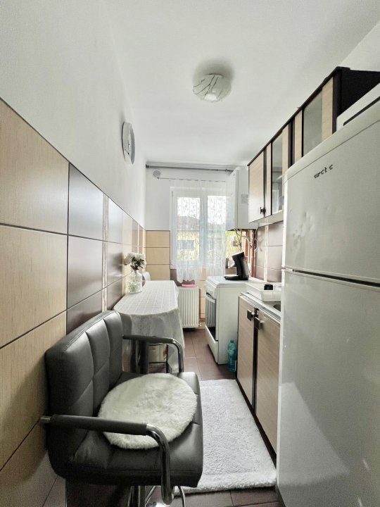 Apartament cu 3 camere, etaj 4 de vanzare, zona Spitalul Judetean 9, foxfort.ro