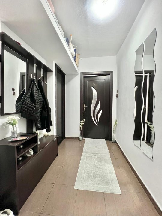 Apartament cu 3 camere, etaj 4 de vanzare, zona Spitalul Judetean 12, foxfort.ro