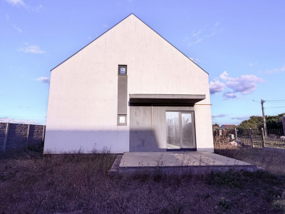 Casa tip triplex, cu 4 camere, de vanzare in Sanandrei.