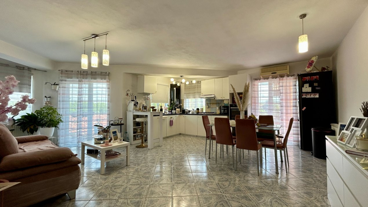 COMISION 0% Apartament cu 3 camere, etajul 1 - Ghiroda 3, foxfort.ro